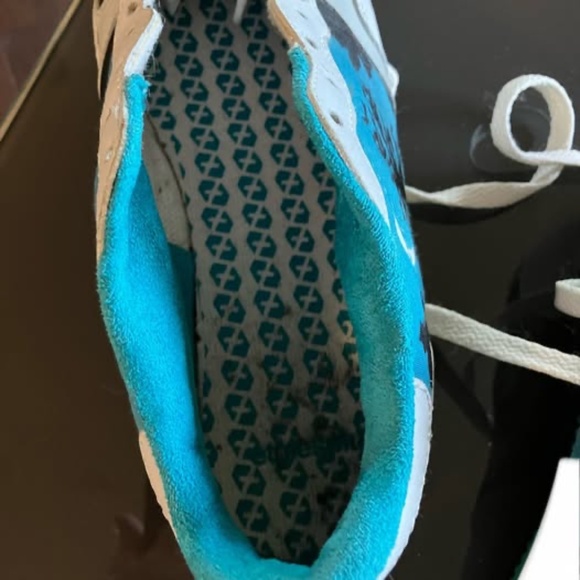 Vintage Kenzo Sneakers. Night Scene on Turquoise Background with White Leather - Picture 5 of 5